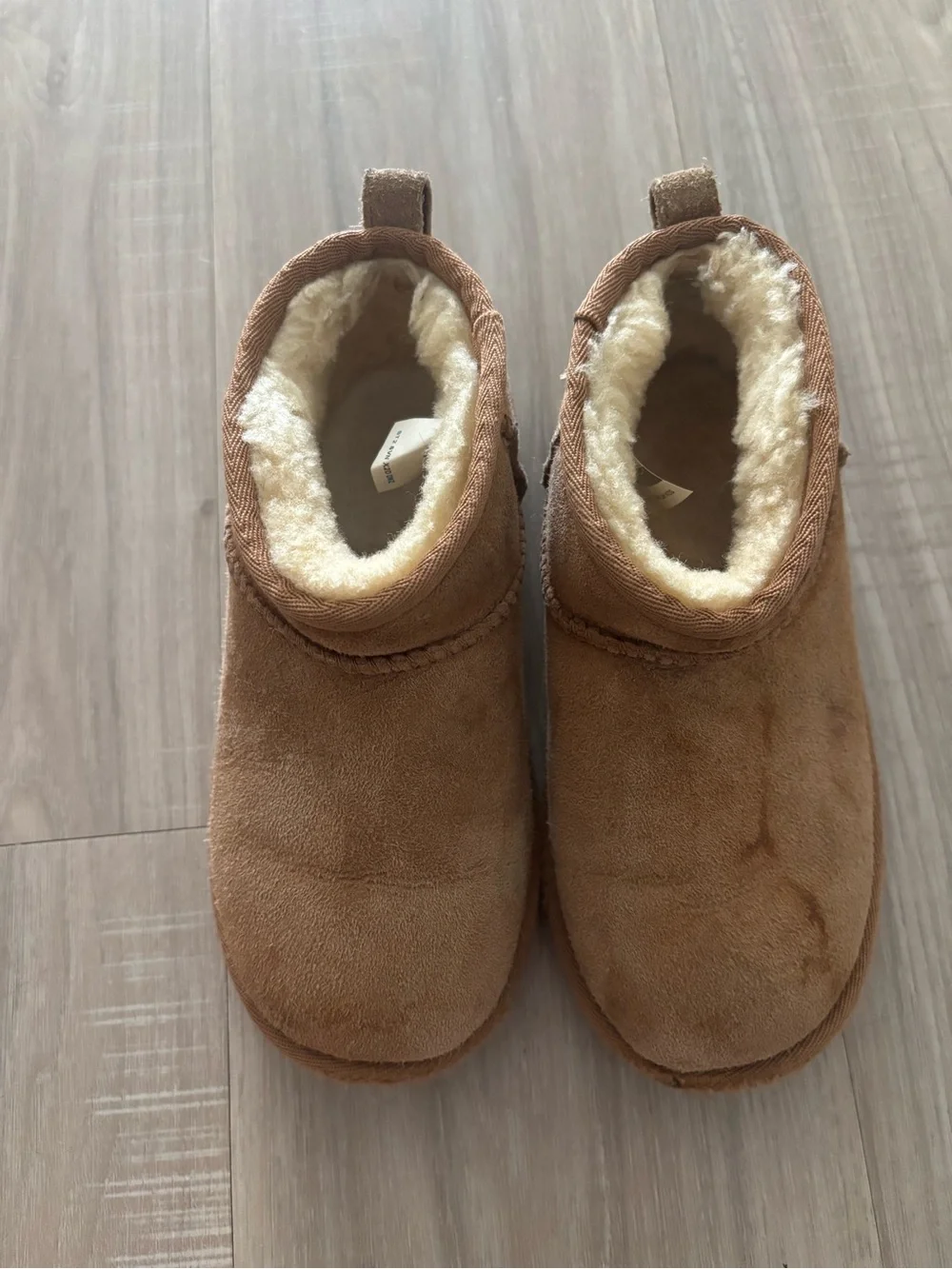 Ugg Mini Kids Cozy Shearling Lined Boot in Chestnut size 1Y